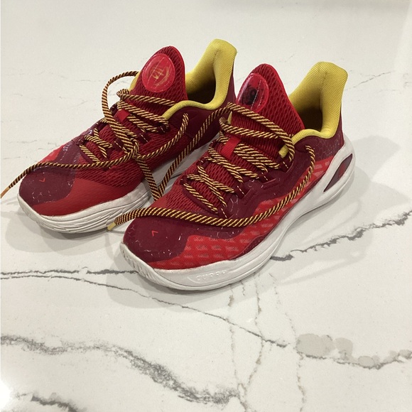 Curry Under Armour boys 3.5 basketball shoes. - Picture 1 of 4